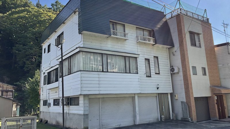 A330│1階は車庫・倉庫 飯山地区の3階建8DK中古住宅